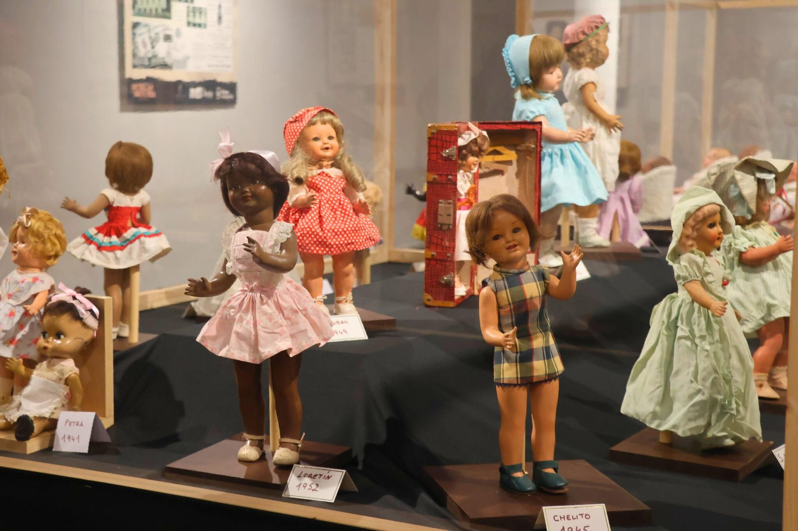 Diversidad de modelos y materiales, desde muñecas de distintas tonalidades de piel hasta vestidos originales que reflejan la evolución social y cultural del juguete.