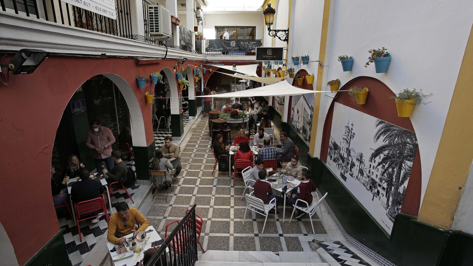 Ambiente en los bares y restaurantes de Algeciras en el fin de semana