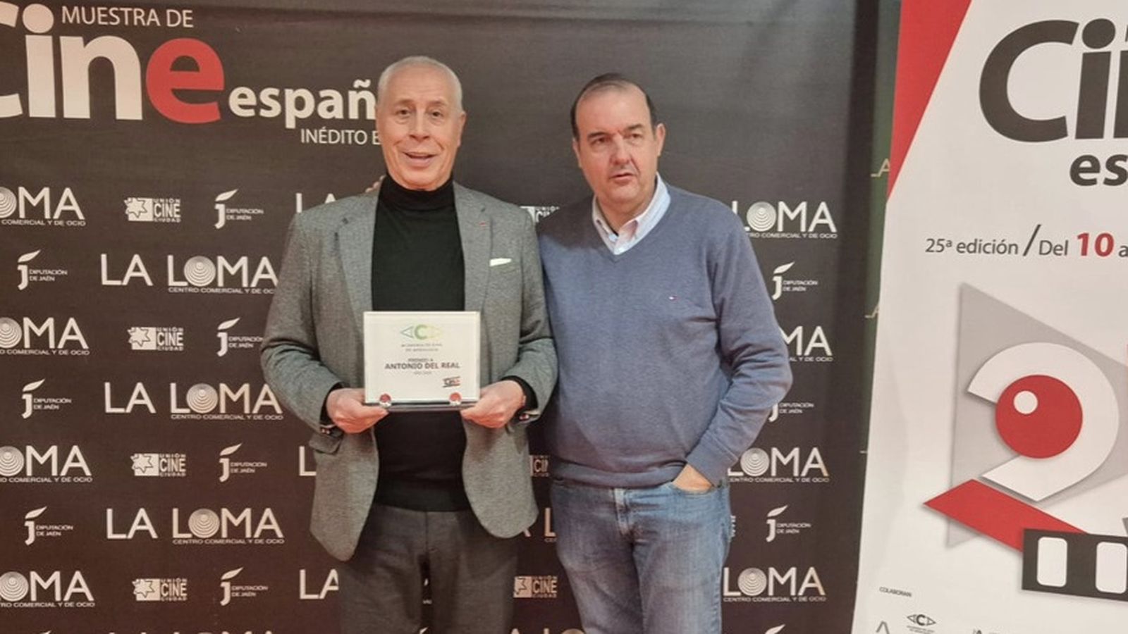 Antonio del Real posa con su premio, acompañado de Enrique Iznaola.