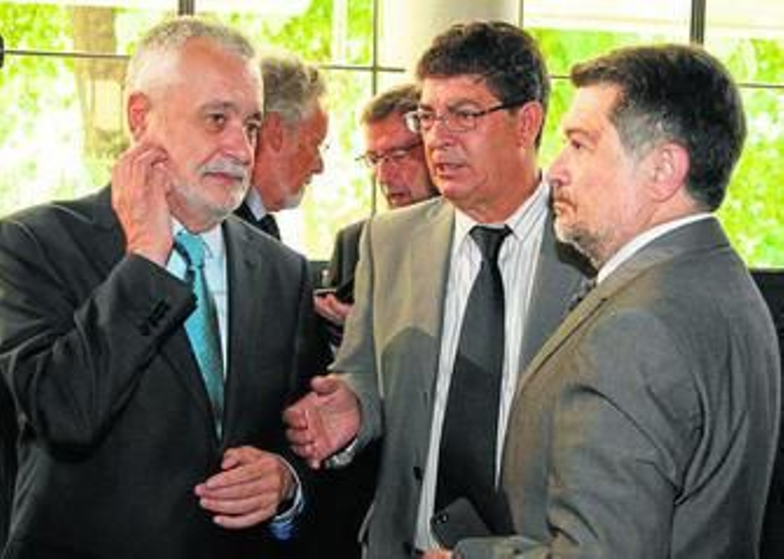 Griñán, ayer con Valderas y el diputado Javier Barrero, en el acto de toma de posesión del rector de la Universidad de Huelva.