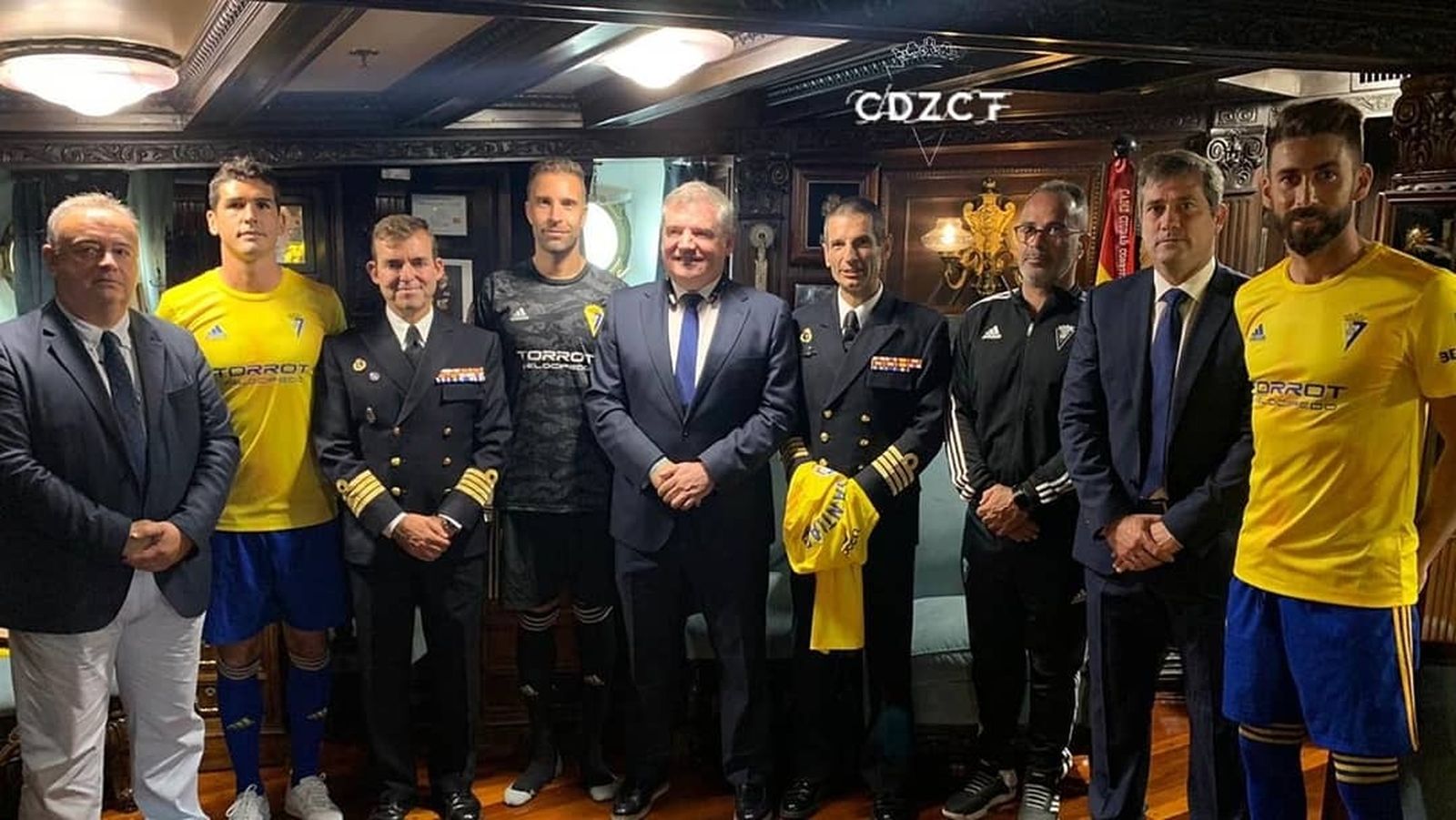 Visita de la representación cadista al buque escuela Juan Sebastián Elcano.