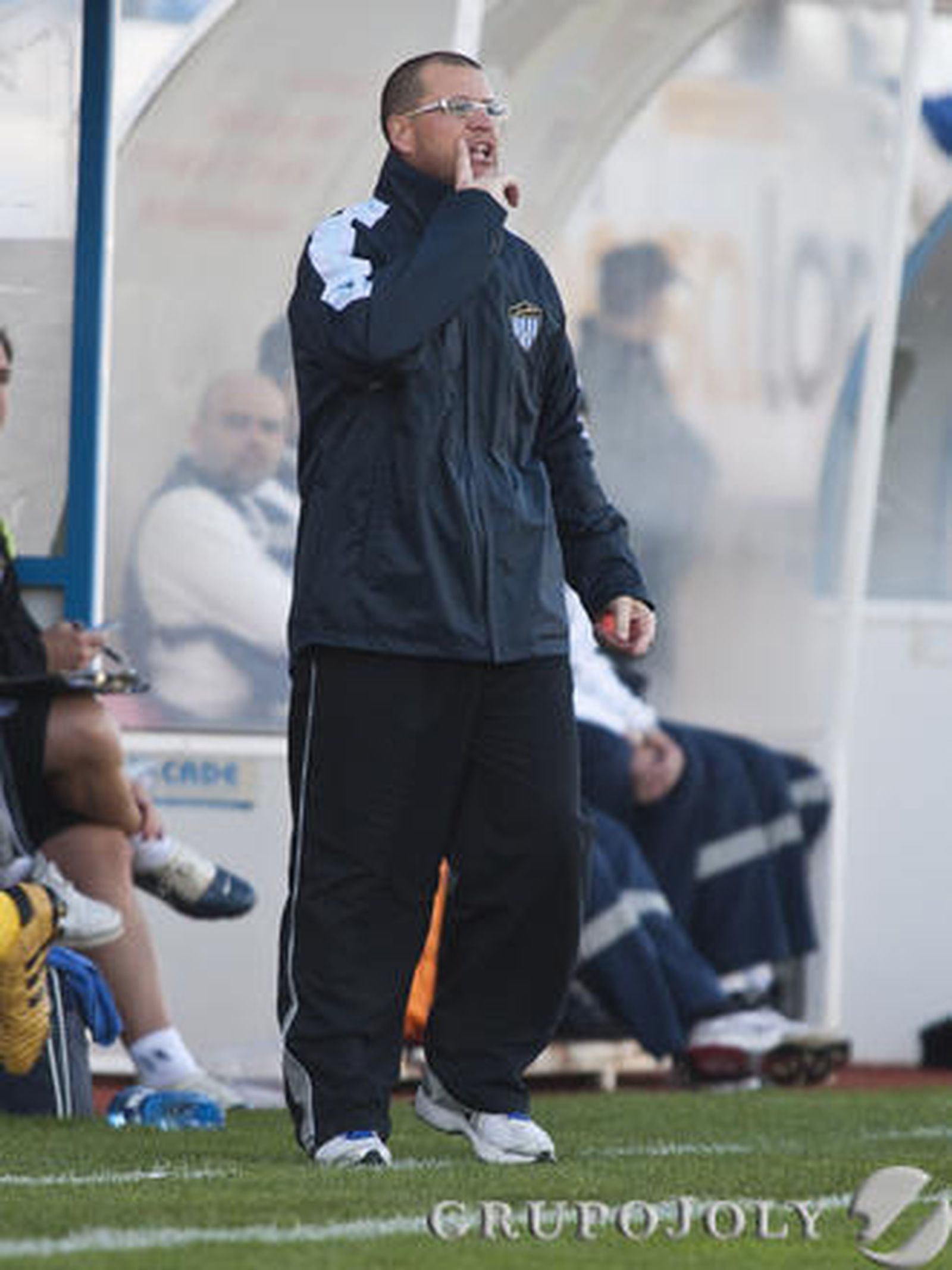 El técnico del Lorca da instrucciones desde la banda. 

Foto: Pascu Mendez (LOF)