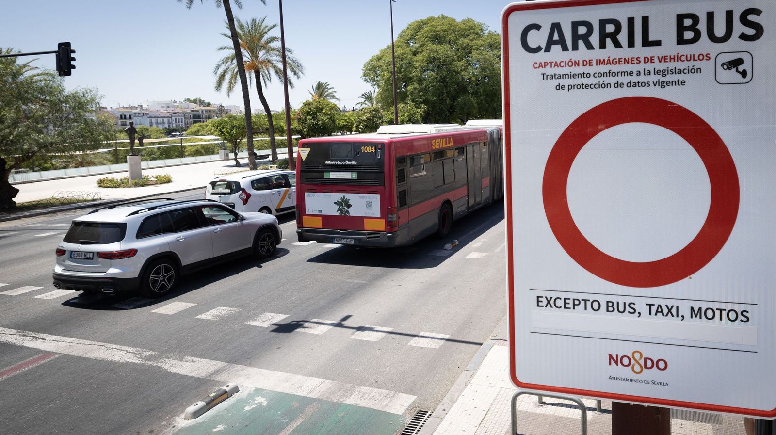 Uno de los carteles donde se ubican las cámaras sancionadoras por invadir el carril-bus