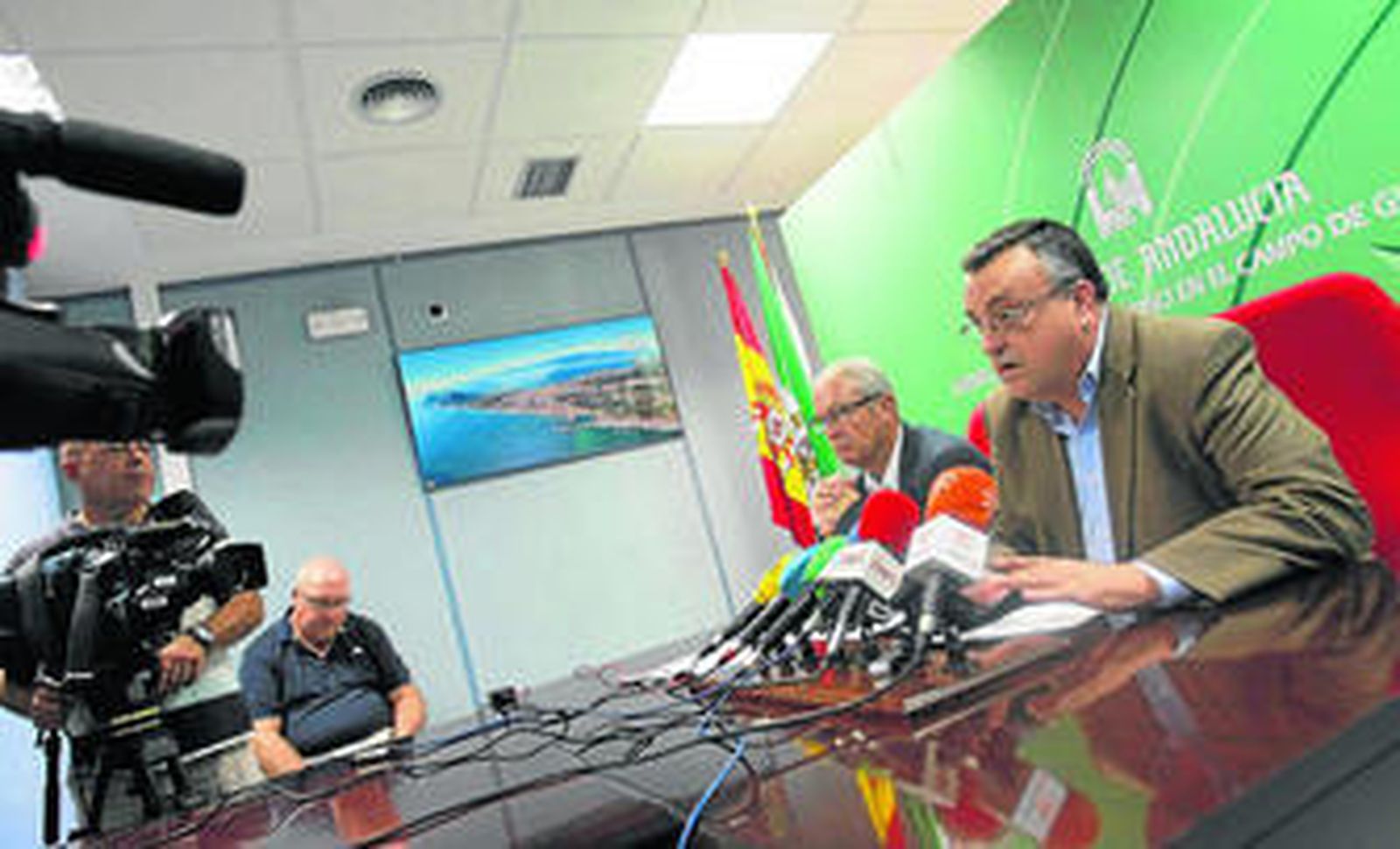 Belizón y Gavino, ayer en la Subdelegación, en Algeciras.