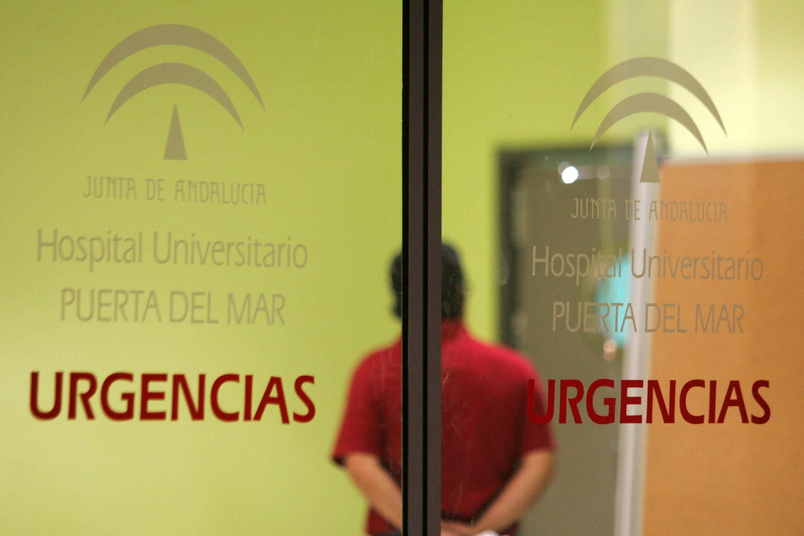 Puerta del Servicio de Urgencias del Hospital Puerta del Mar, en una imagen de archivo.
