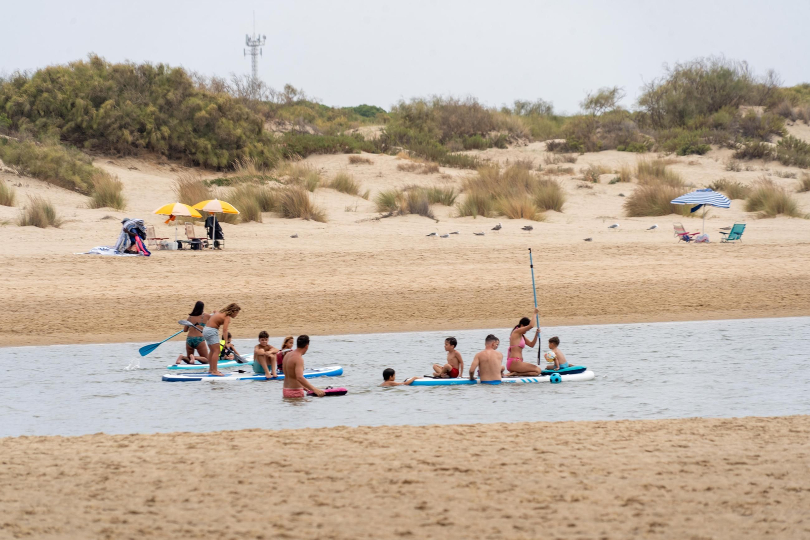 La mañana nublada en las playas de El Portíl