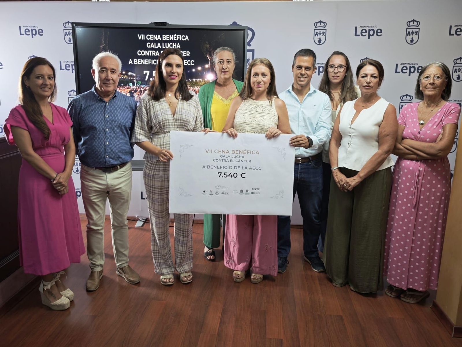 Entrega del cheque a la Asociación Española contra el Cáncer en Lepe.