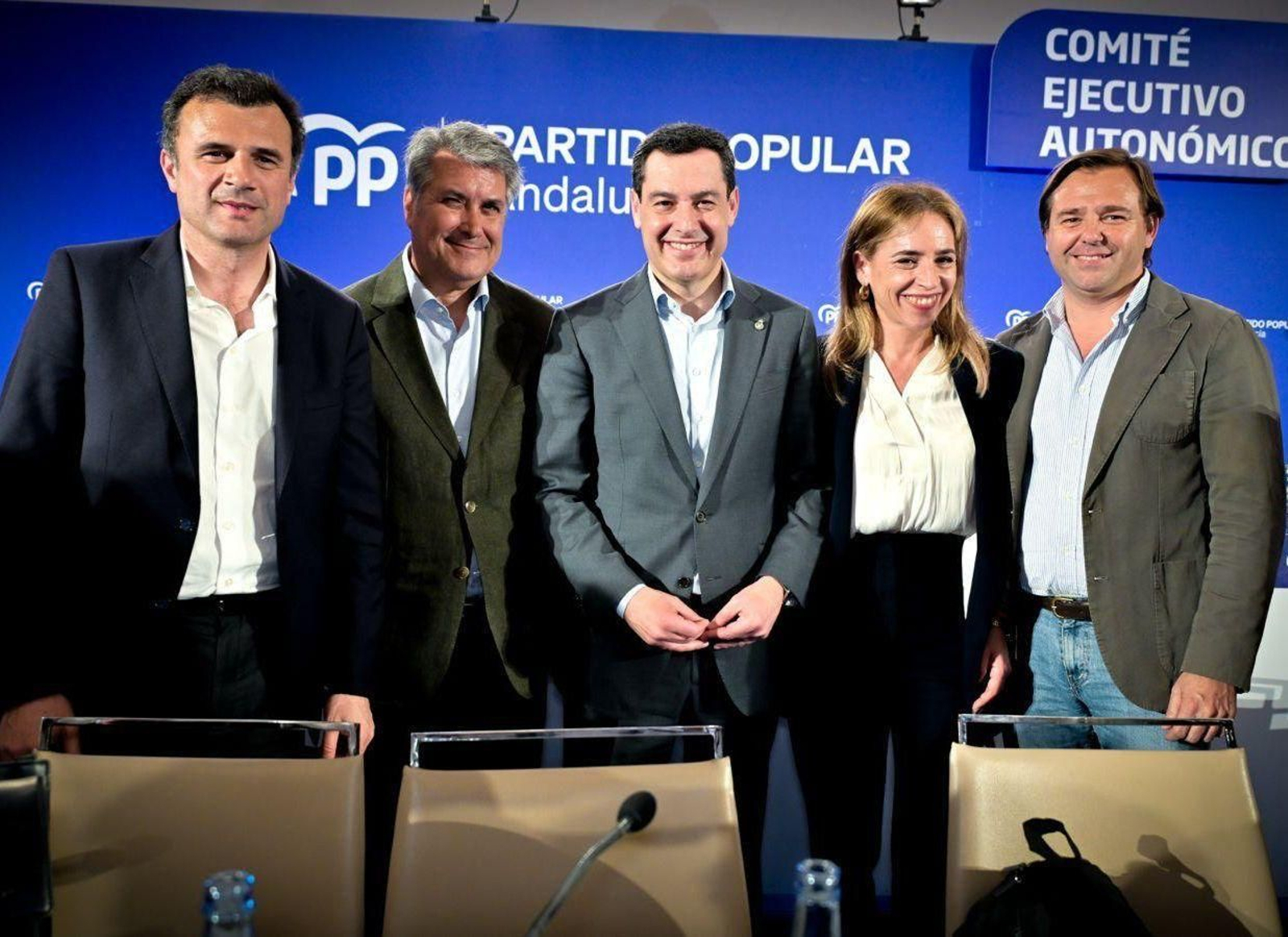 Ignacio Romaní, a la izquierda de Juanma Moreno, junto a otros miembros del PP