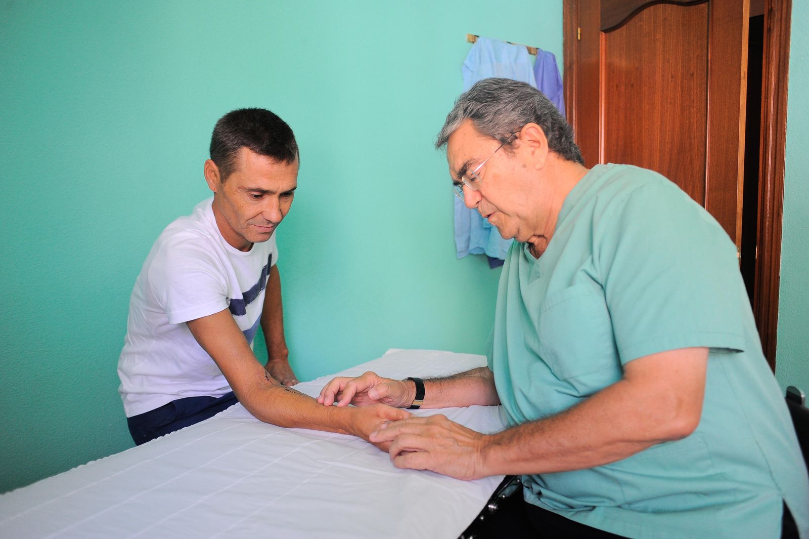 El traumatólogo examina la cicatriz de la intervención.