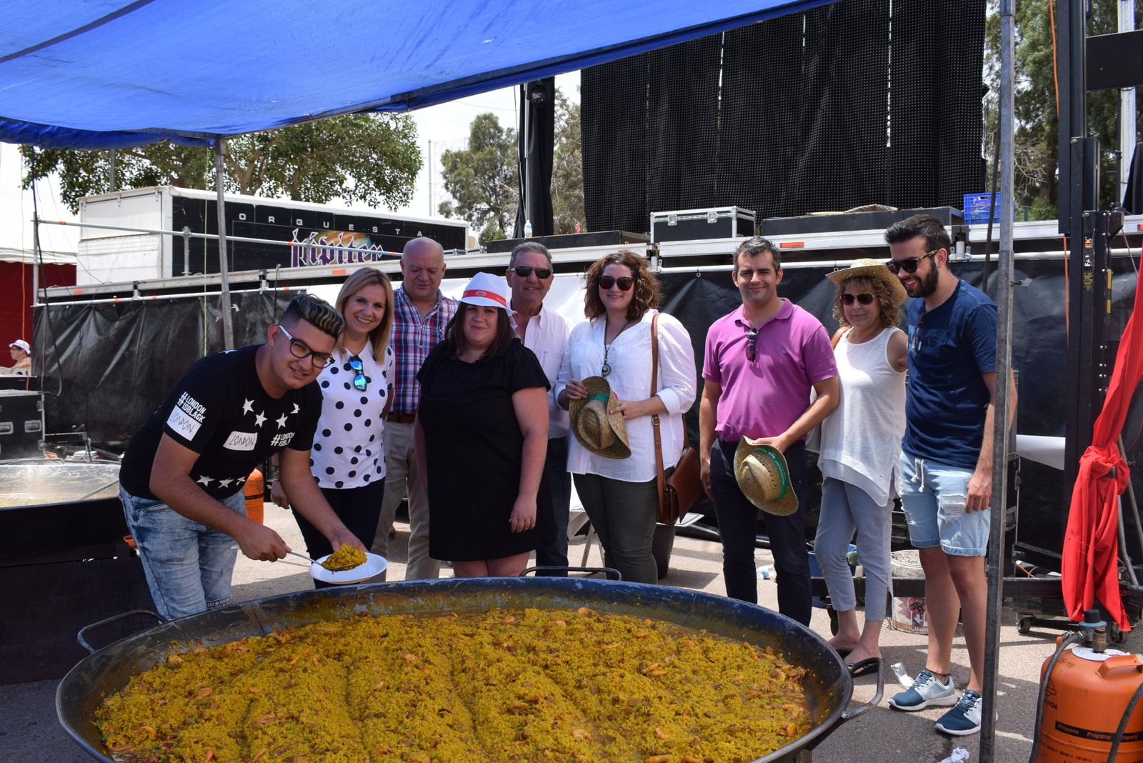 La alcaldesa y otros concejales realizaron la cata previa a servir el arroz.