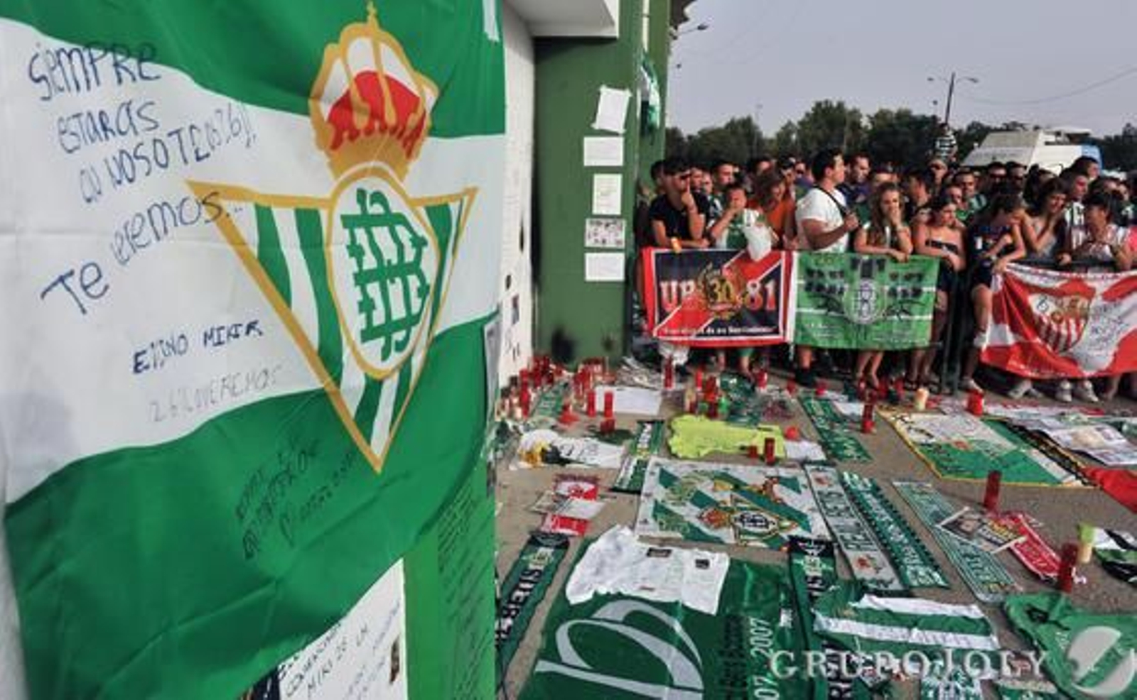 Aficionados en la puerta de cristal del Benito Villamarín.

Foto: Juan Carlos Muñoz