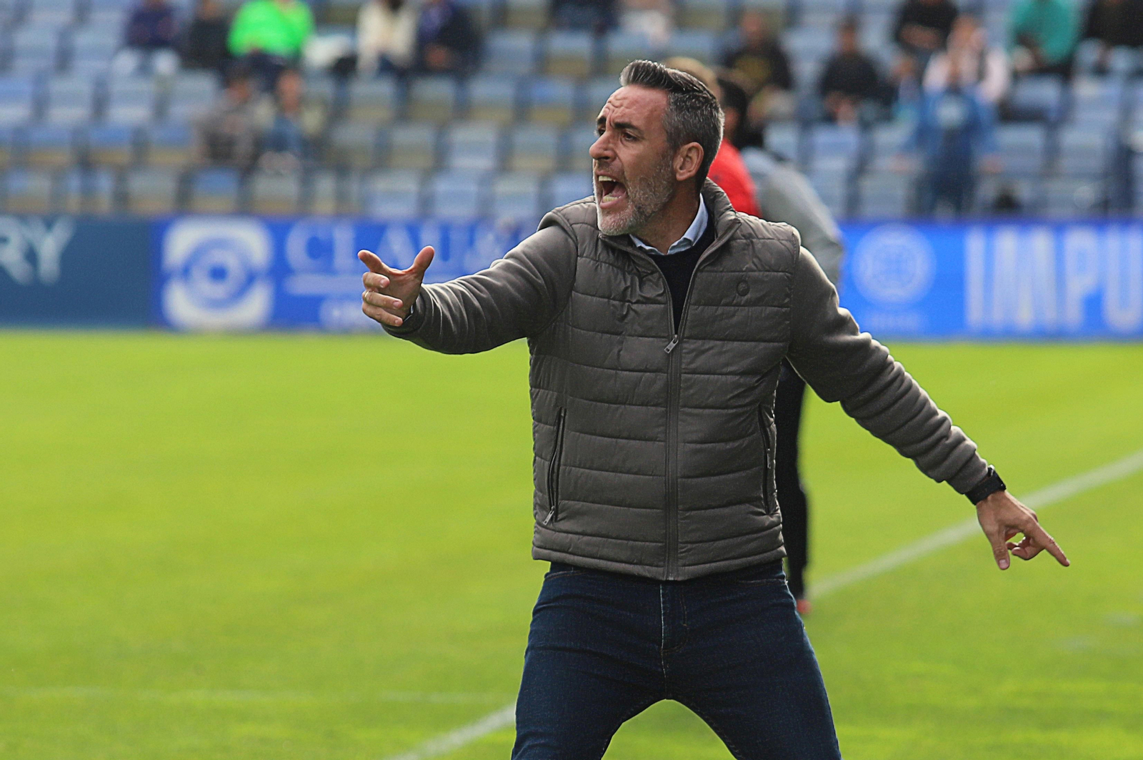 Abel Gómez en la banda del Nuevo Colombino.