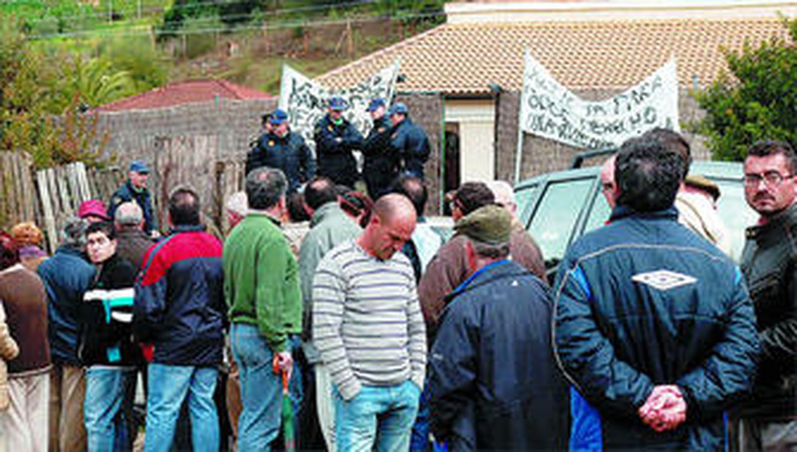 Decenas de vecinos impidieron el lunes el derribo de una edificación ilegal en Tavizna, Benaocaz.