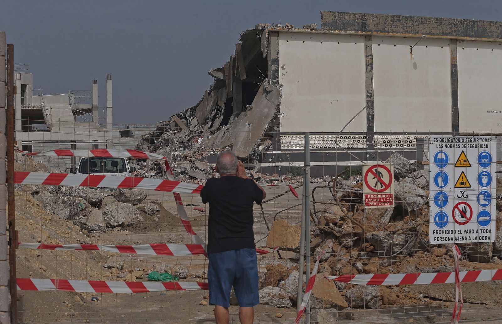 El derribo de la preferencia del estadio municipal de La Línea, en imágenes