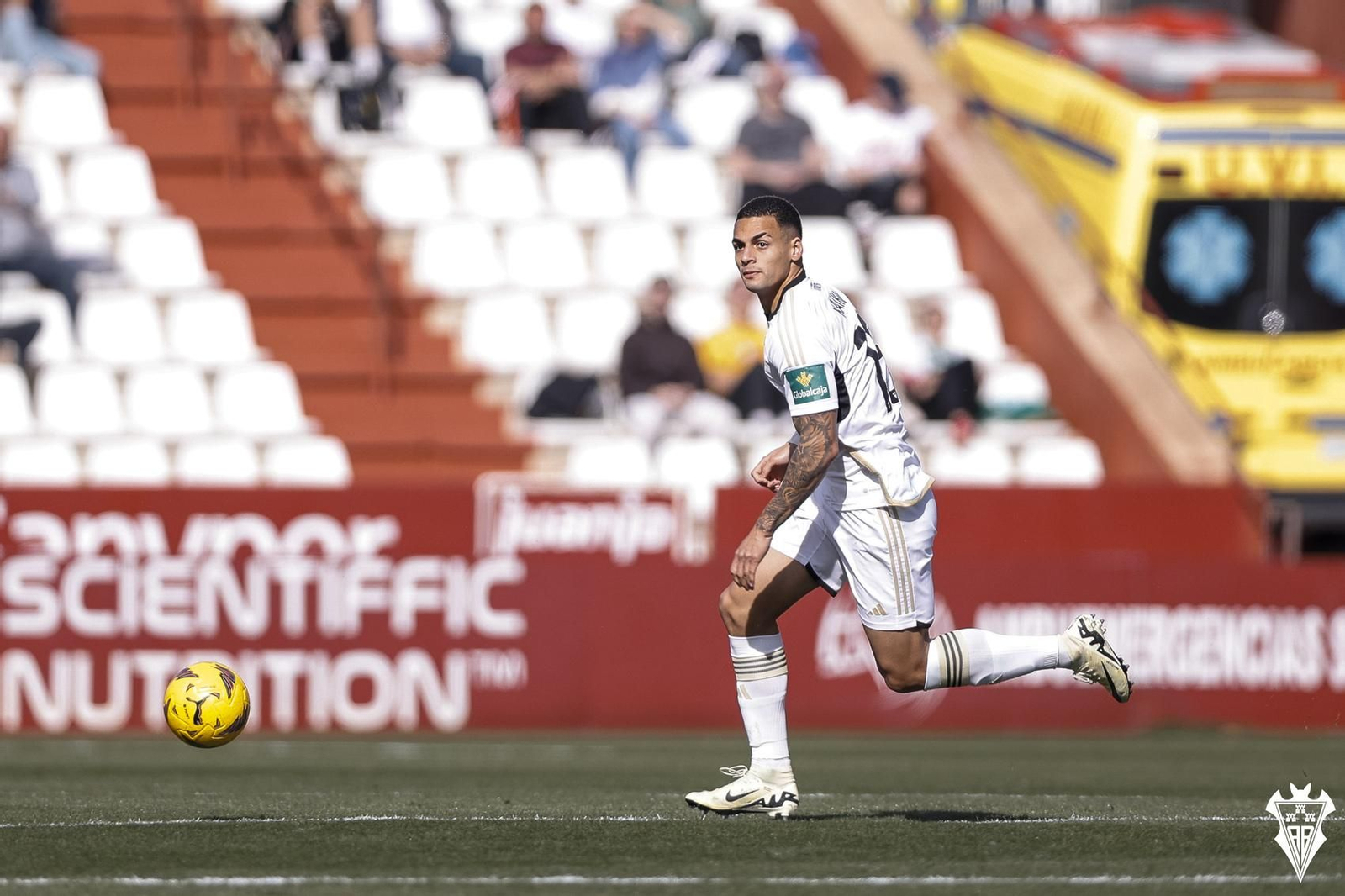 El central brasileño conduce el balón en un encuentro con el conjunto manchego.