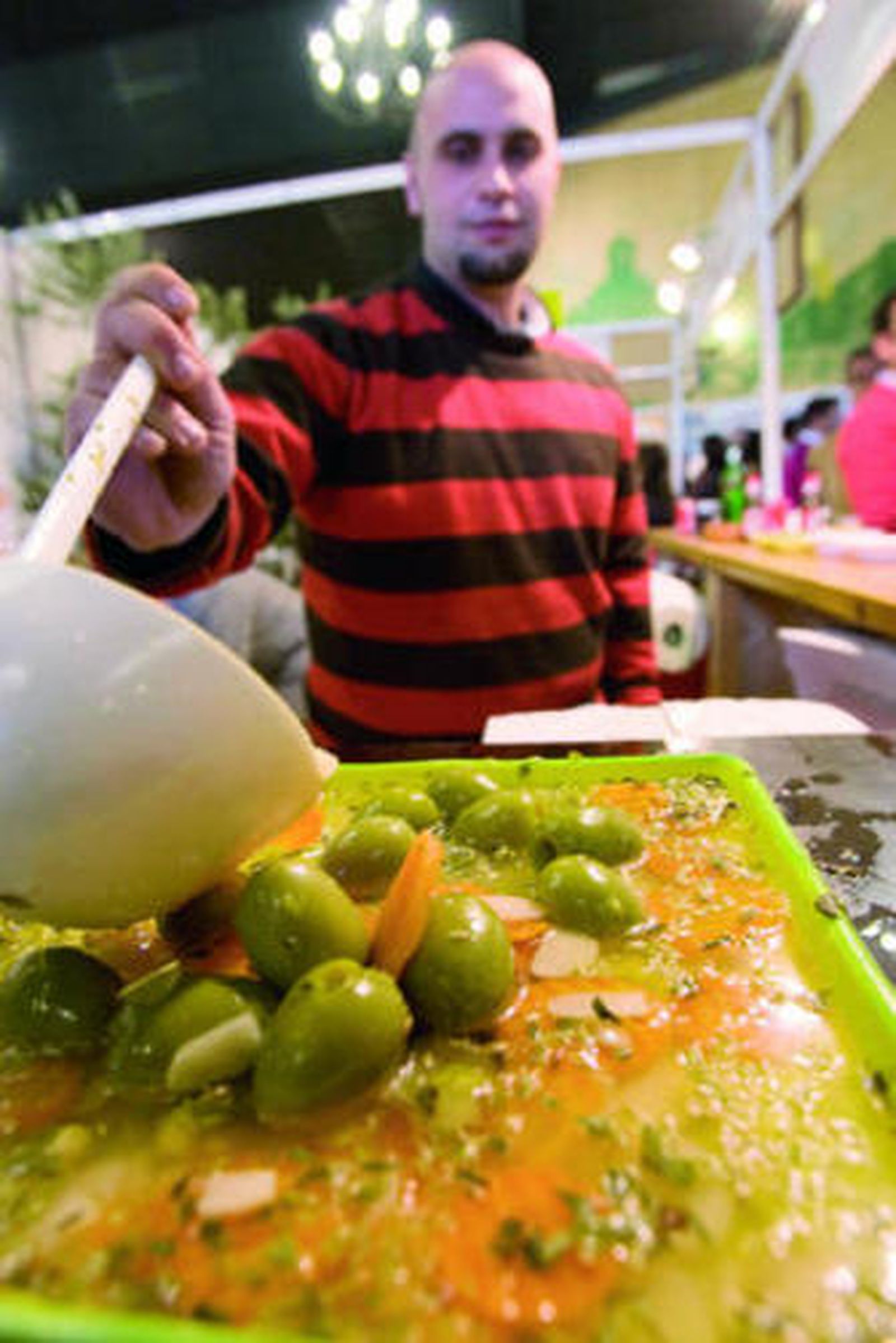 Uno de los camareros sirviendo el mosto, ayer.