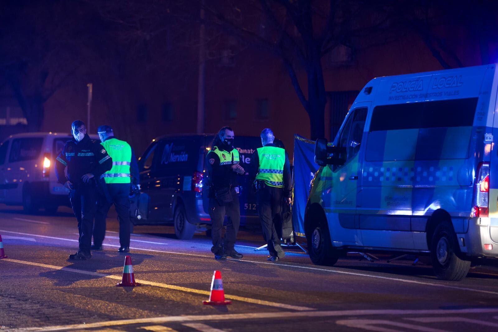 Policías locales, en el lugar del accidente mortal de Sevilla Este.