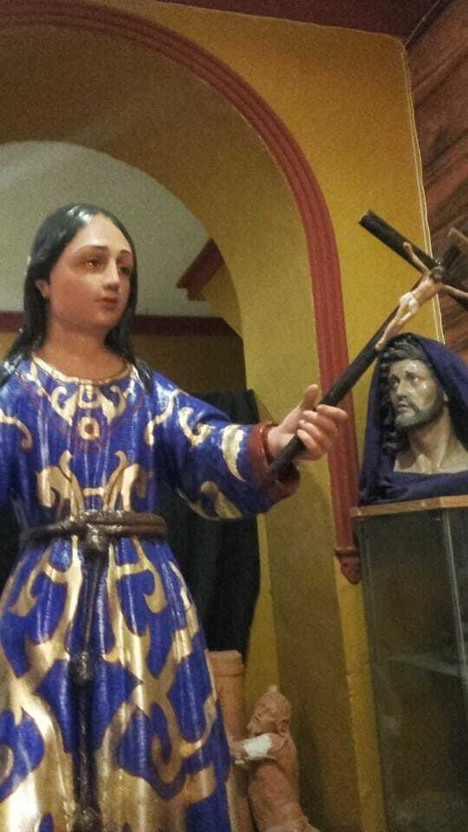 La talla de Santa María Egipciaca, cuyos ropajes se han pintado de azul cobalto.