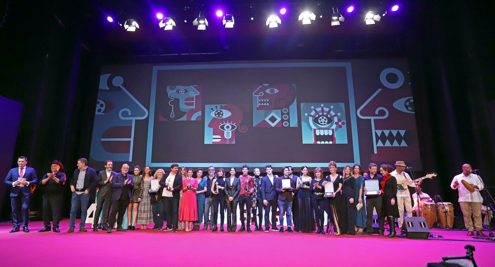 Foto de familia de todos los artistas que fueron premiados en la gala.