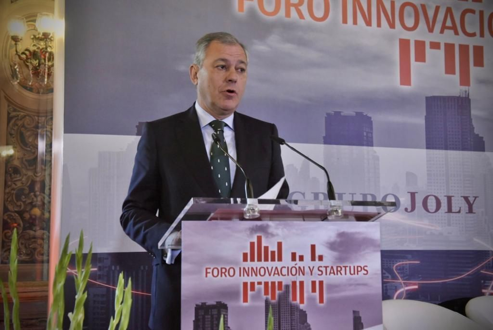 El alcalde, José Luis Sanz, en su intervención en un foro del Grupo Joly y el Banco de Santander.