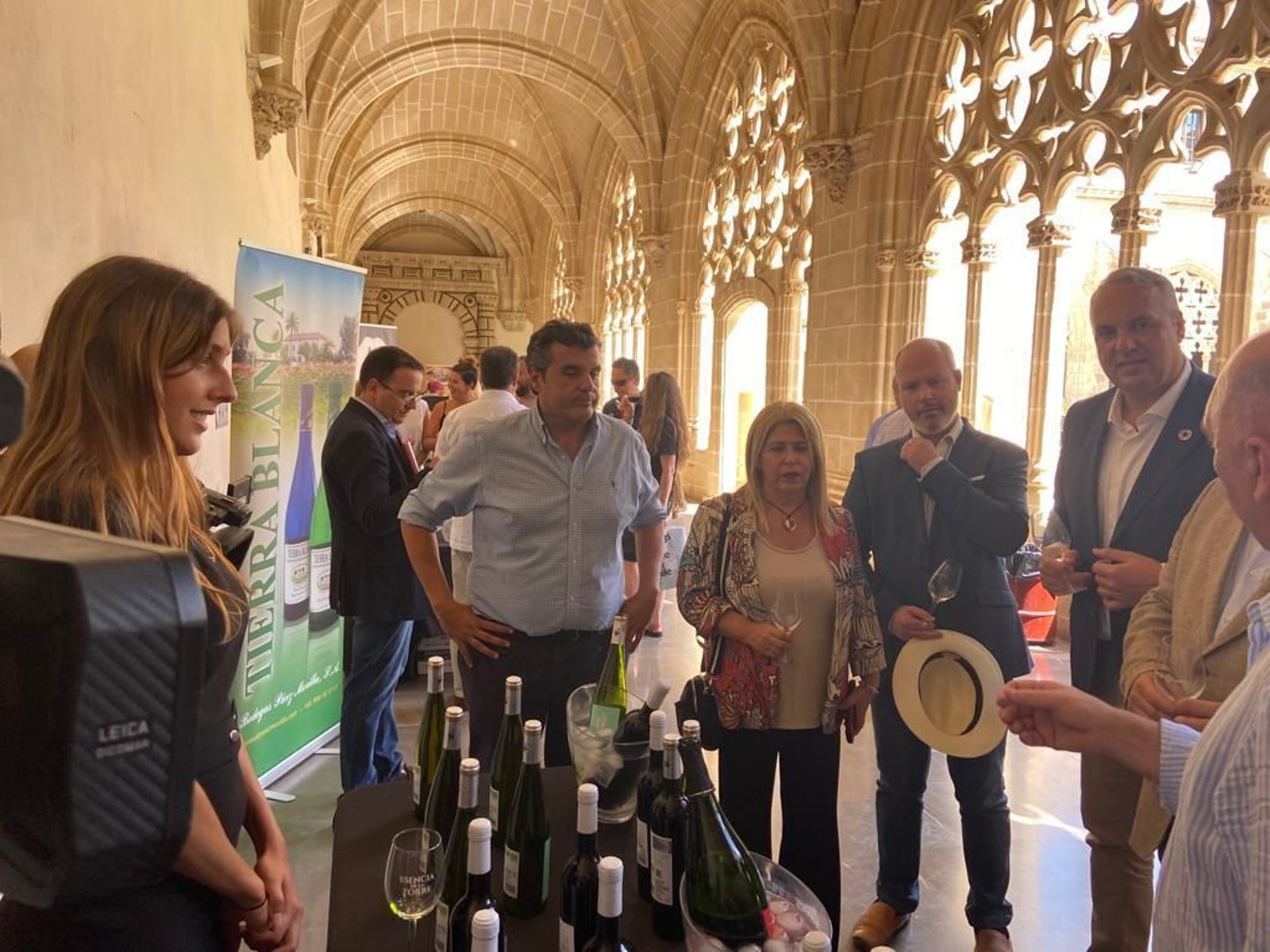 Juan Carlos Ruiz Boix, con Mamen Sánchez en su visita a la muestra 'Entre Vinos. Tintos y Blancos' en los Claustros.