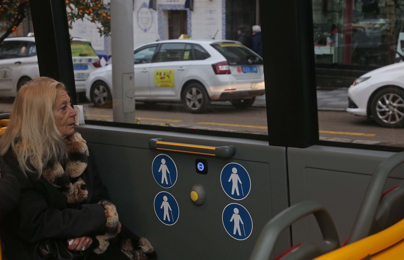 Fotos del primer día sin mascarillas en el transporte público en Algeciras