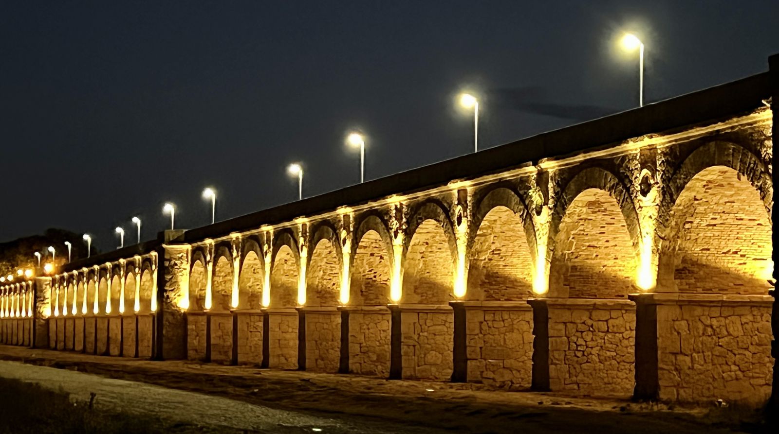 Alumbrado del puente de piedra de Palma del Río.