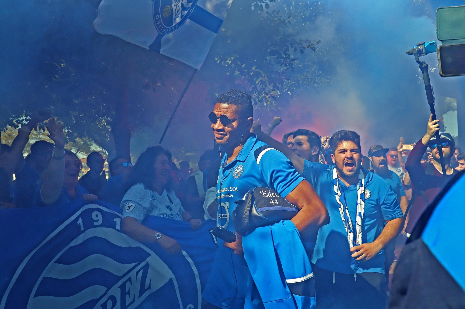 Recibimiento de la afición antes del derbi