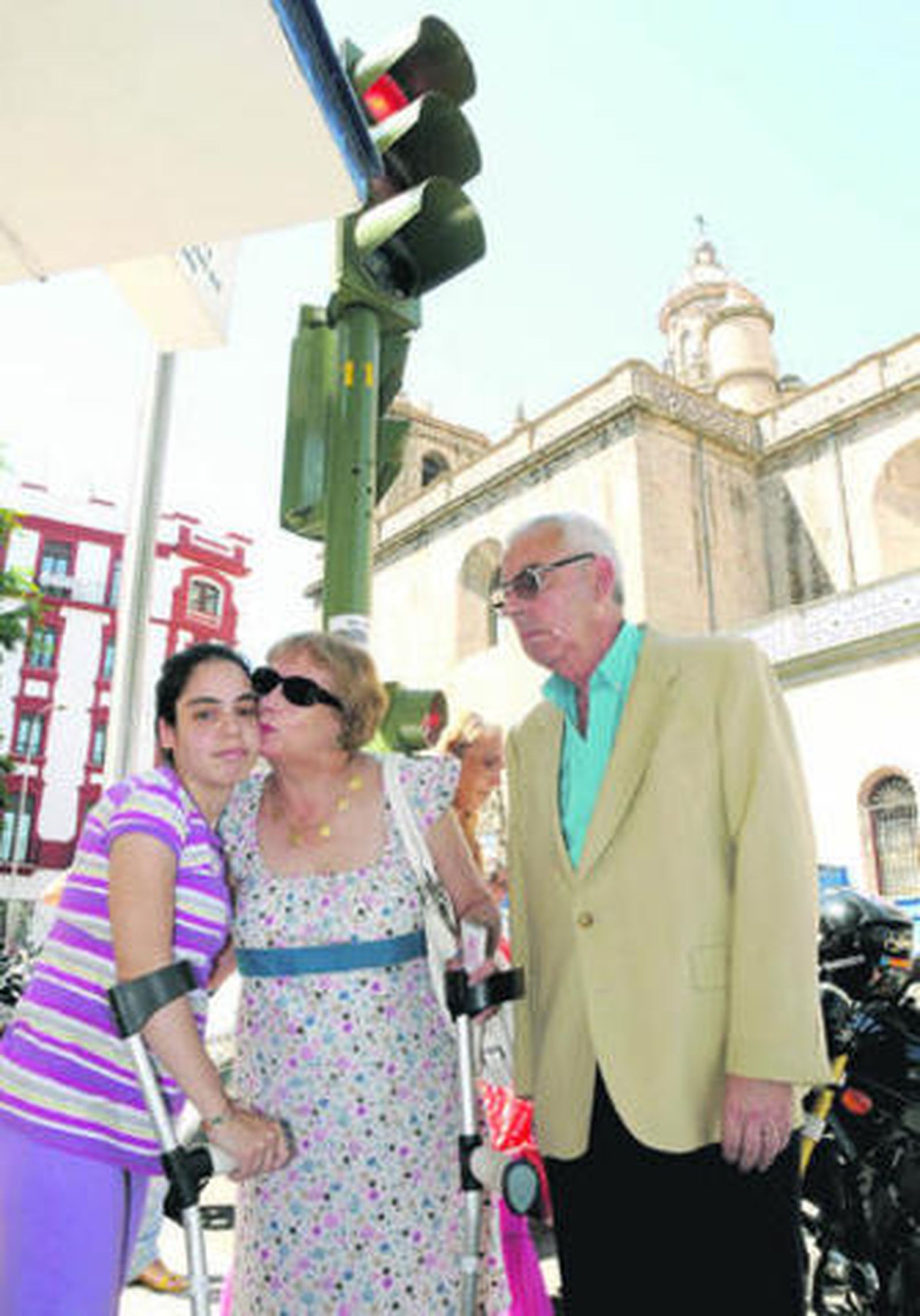 Joaquín Caro Romero, su esposa y su hija, en el lugar del accidente.