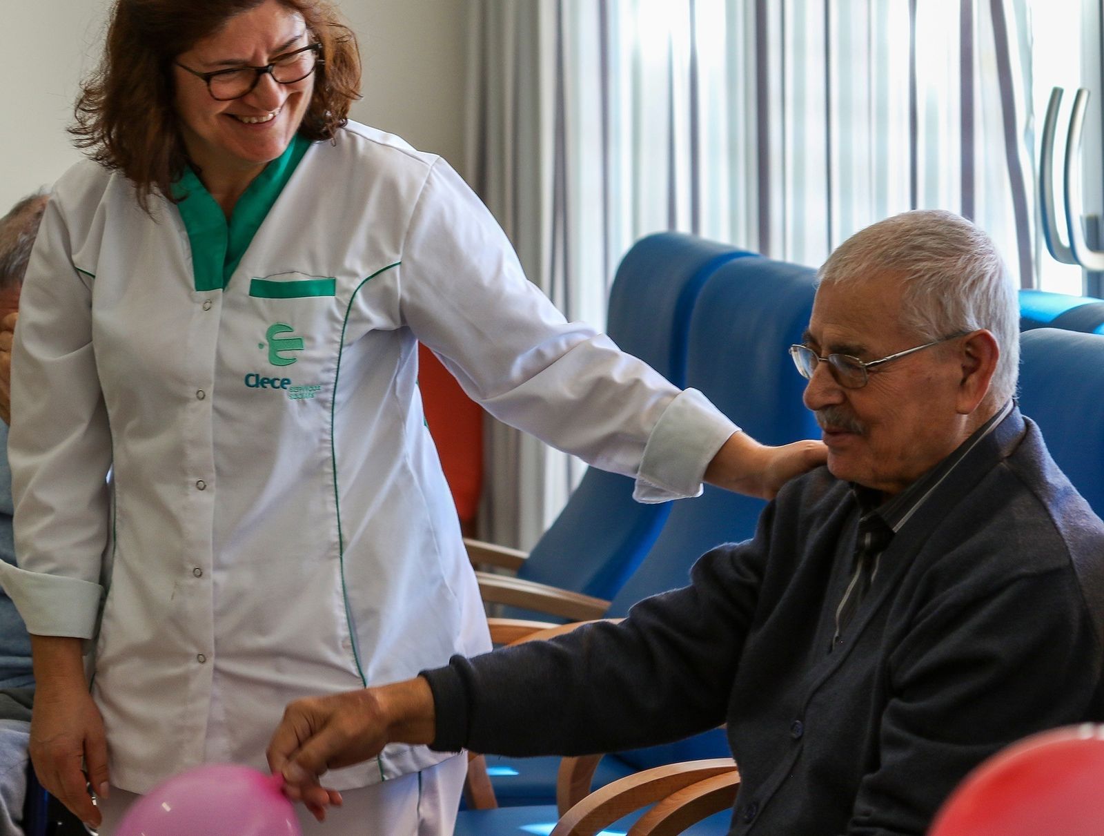 Una empleada de Clece asiste a una persona mayor.