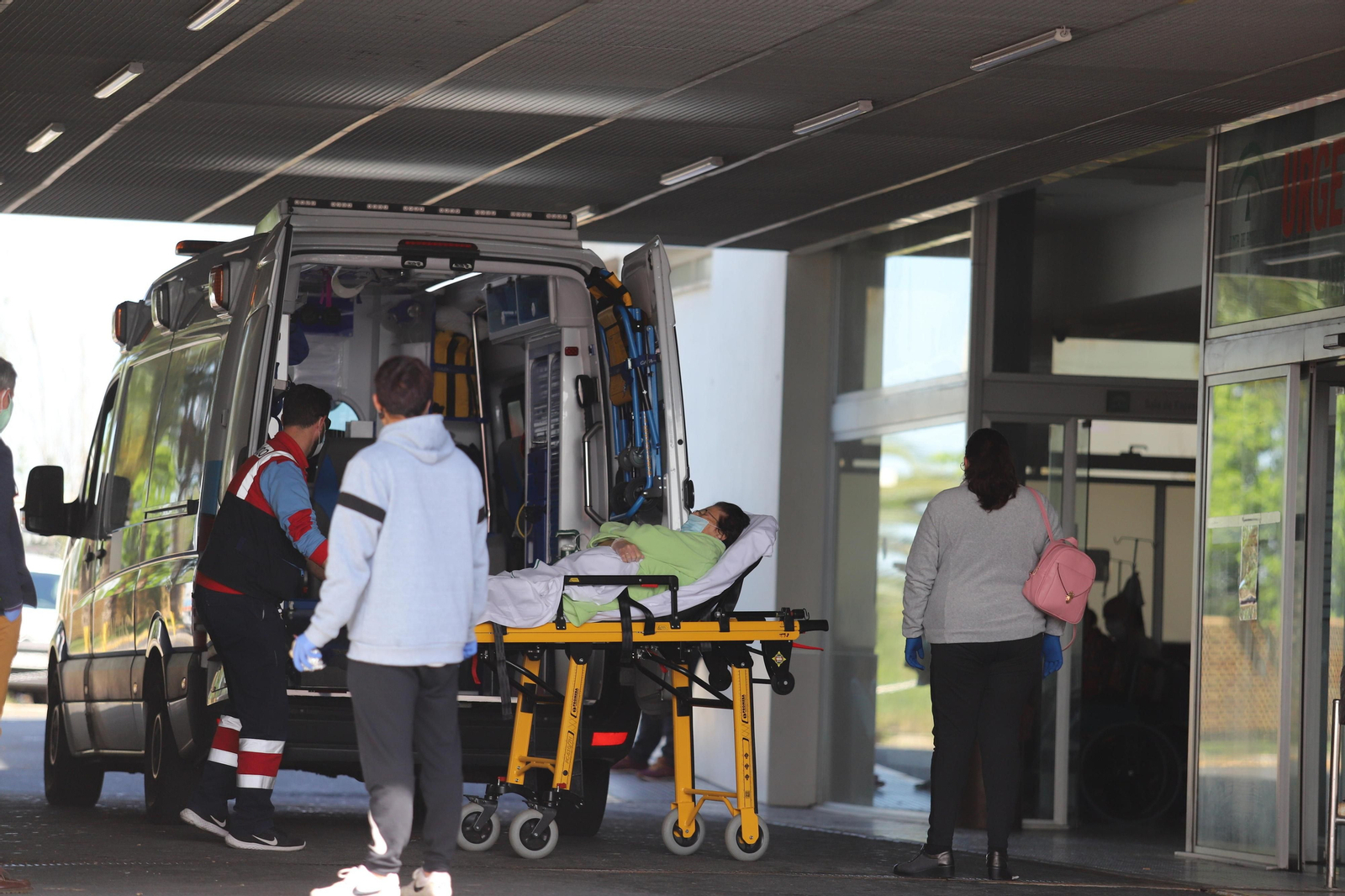 Acceso a las instalaciones del hospital Infanta Elena durante el día de ayer.