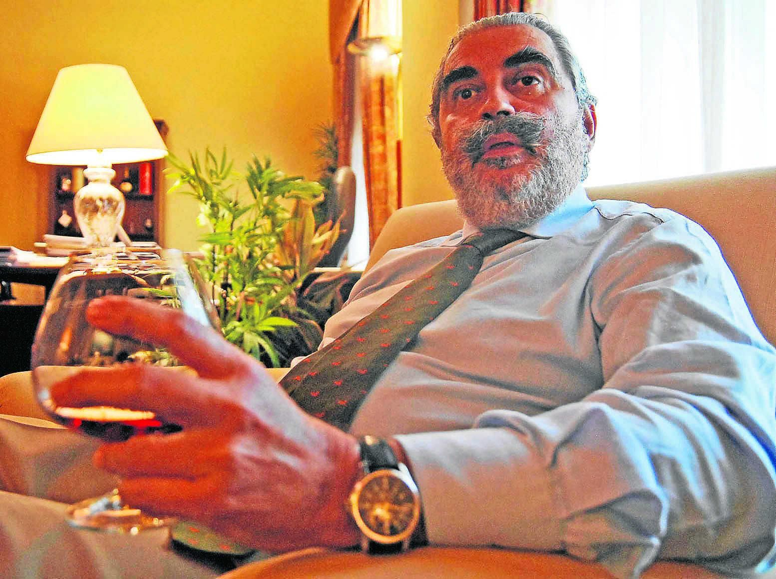 Evaristo Babé con una copa de Brandy de Jerez en una entrevista publicada por Diario de Jerez