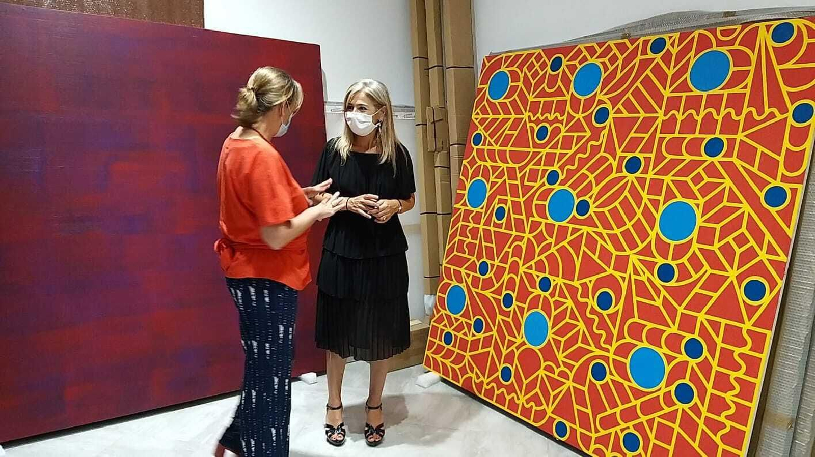 Mar Sánchez Estrella y Patricia del Pozo ante obras adquiridas a, entre otros, José María Bermejo.