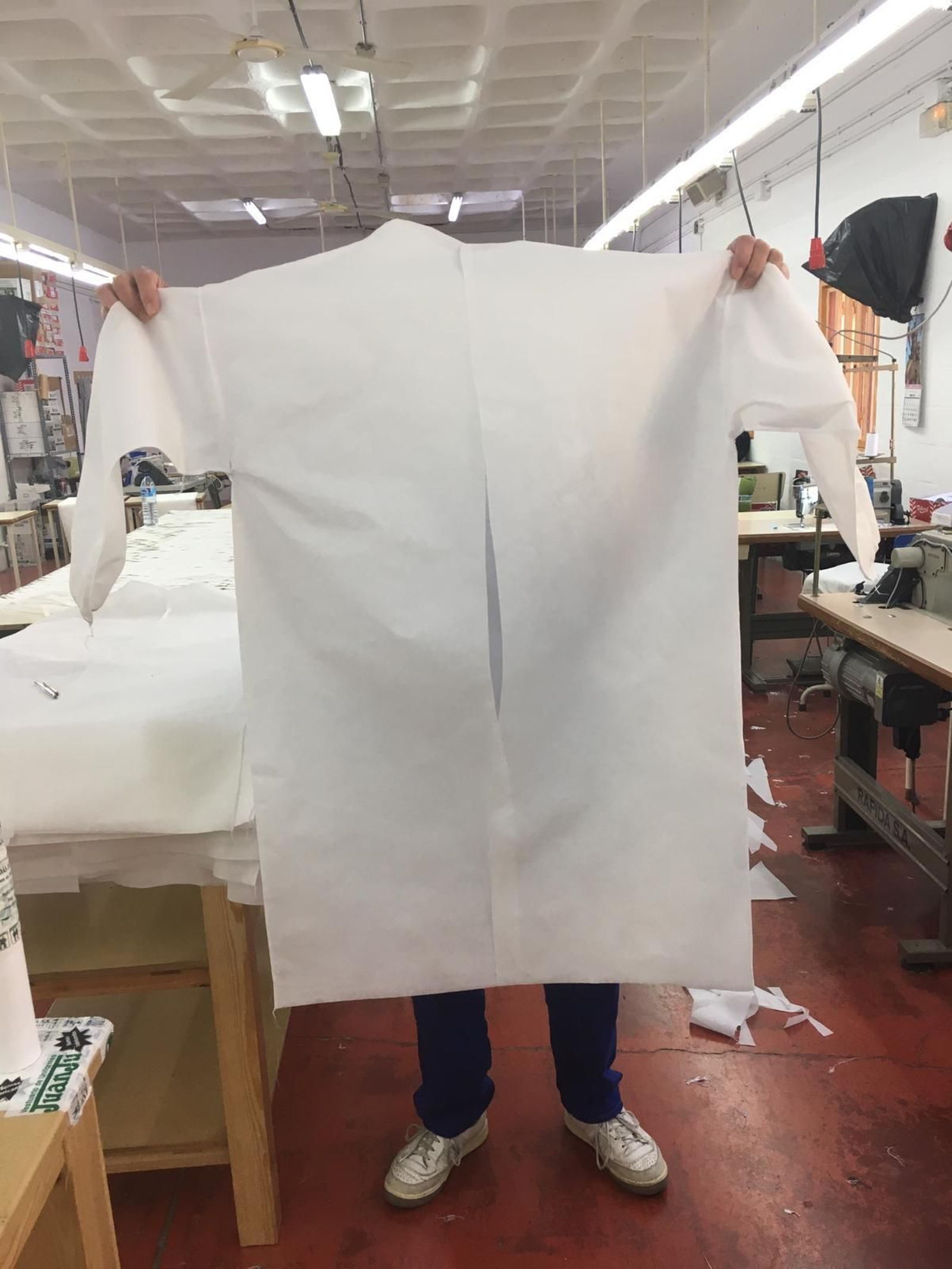 Una de las batas confeccionadas por los internos.