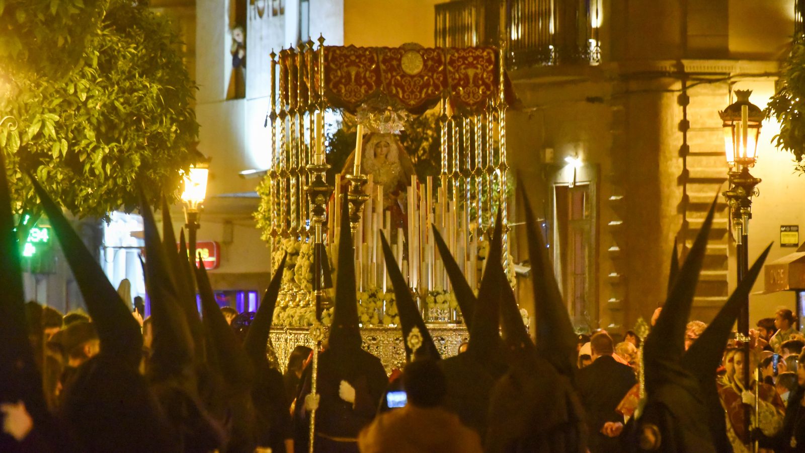 Fotos del Jueves Santo en Tarifa: Jesús Nazareno y María Santisima de la Paz