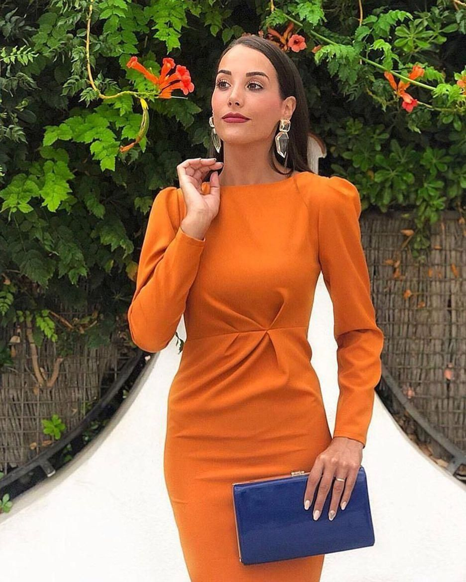 Vestido crepé de Feversave y estilismo con el pelo suelto.