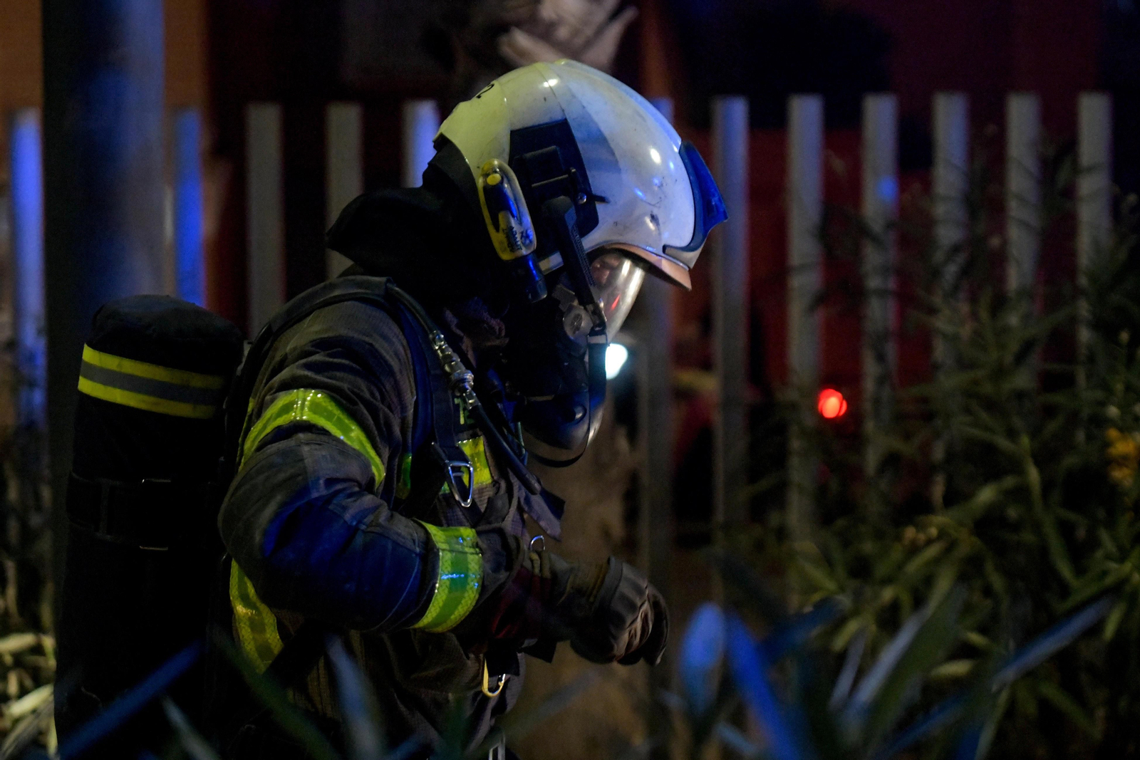 Fuego en el Nevada: un incendio obliga a desalojar el centro comercial y la intervención de los Bomberos