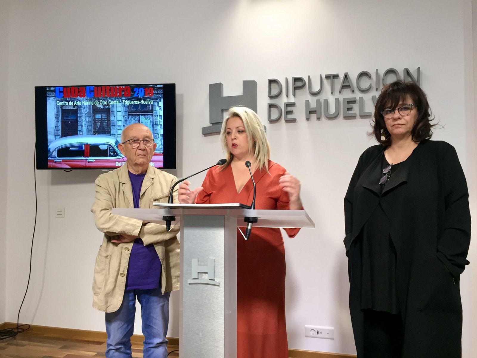 La diputada de Cultura, Lourdes Garrido, junto a Juan Manuel Seisdeos y Lourdes Santos.
