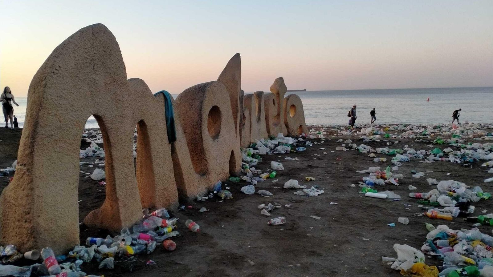 Las fotos de la basura en Playa de la Malagueta tras la Noche de San Juan