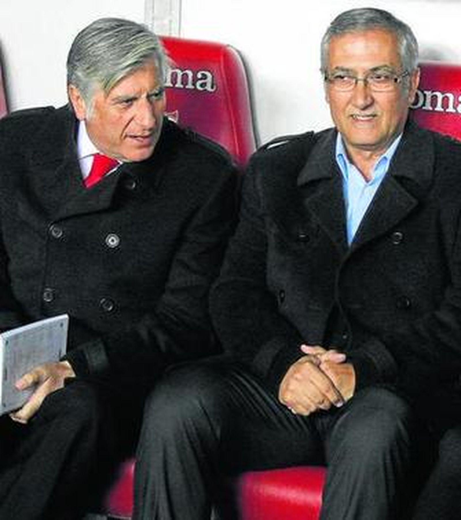 Gregorio Manzano, en el banquilo, junto a Gonzalo Hurtado.