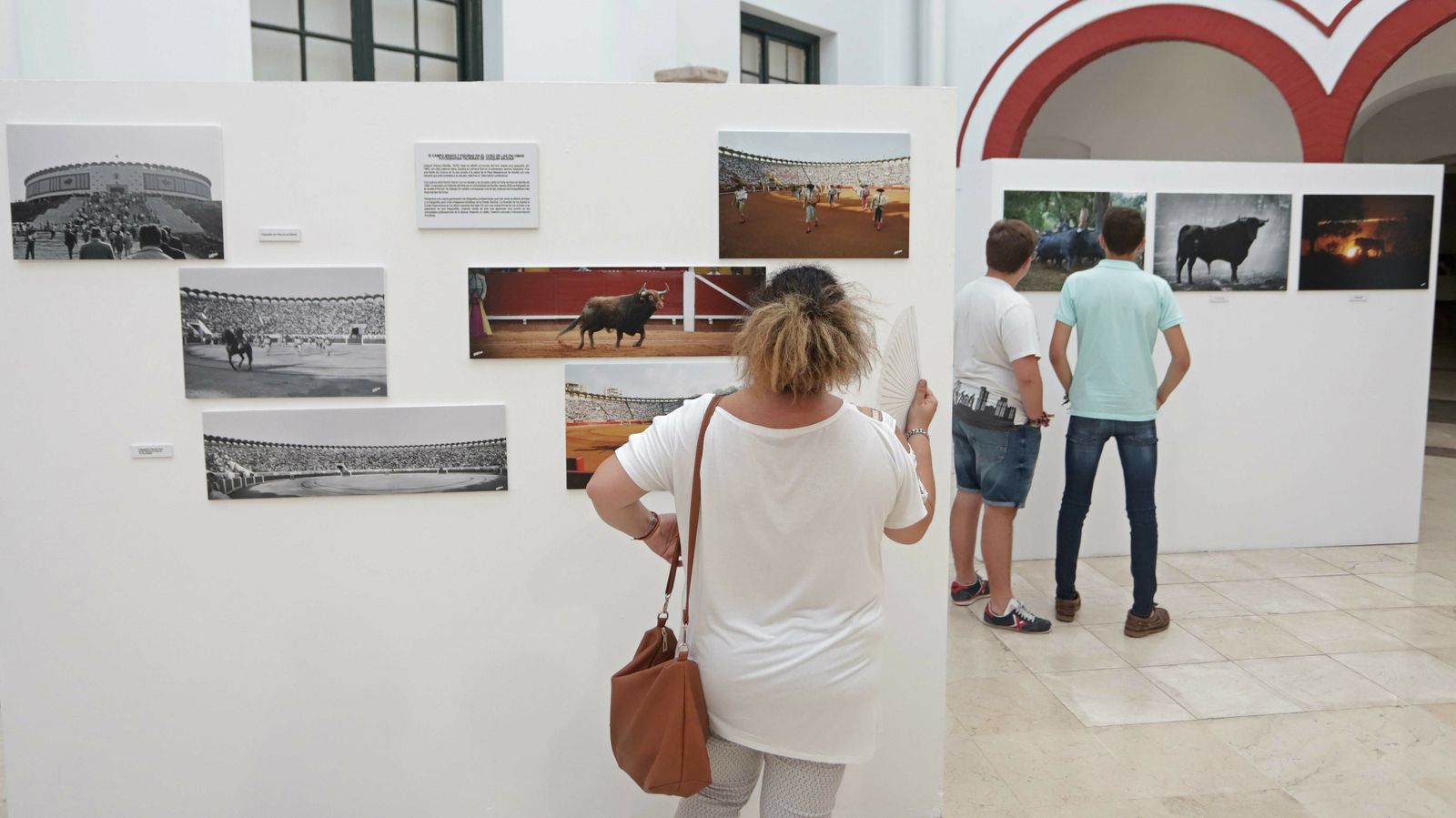Exposición de fotografía taurinas y trajes de toreo en el museo de Algeciras