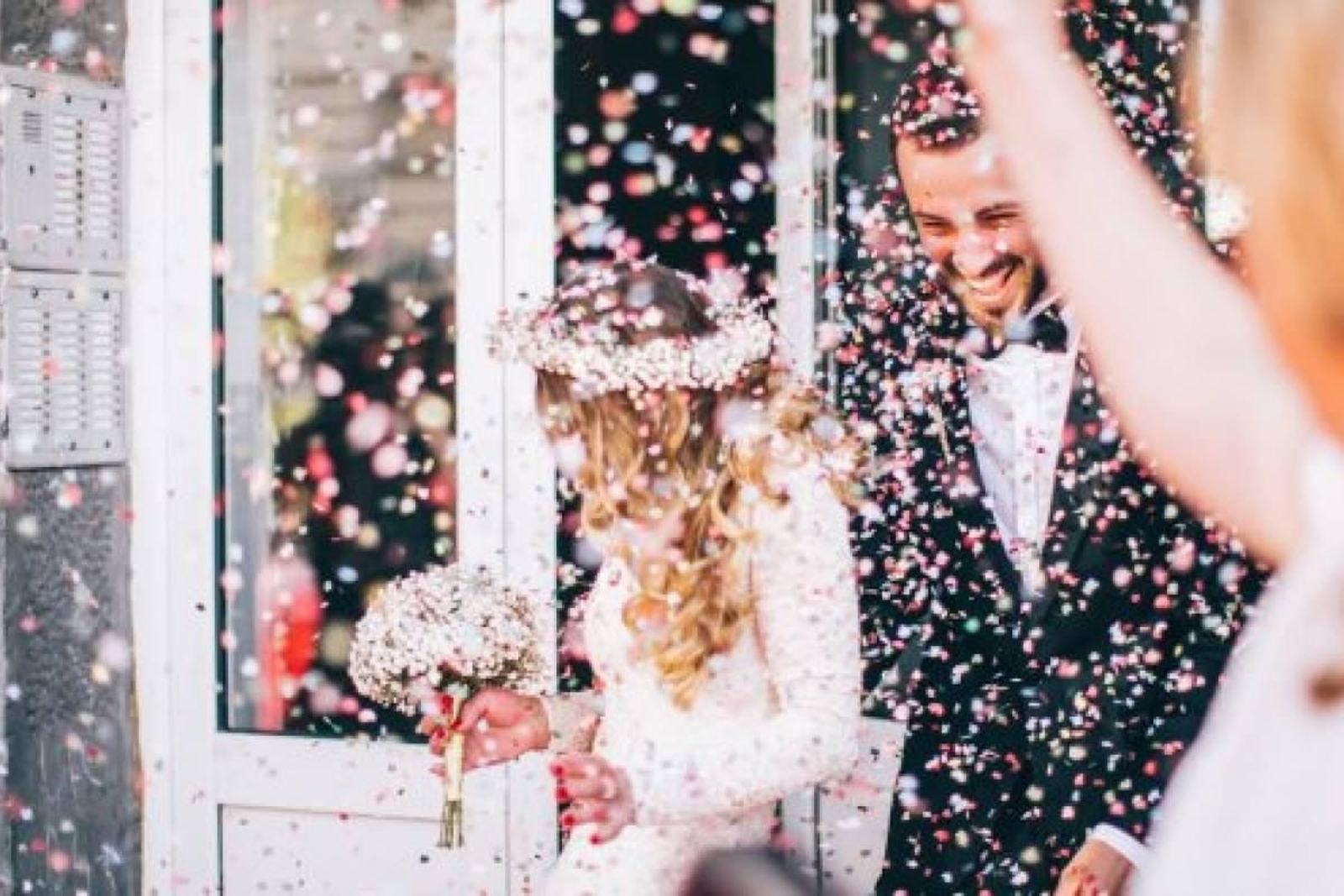 El confeti o los pétalos sustituyen al arroz a la salida de la ceremonia.