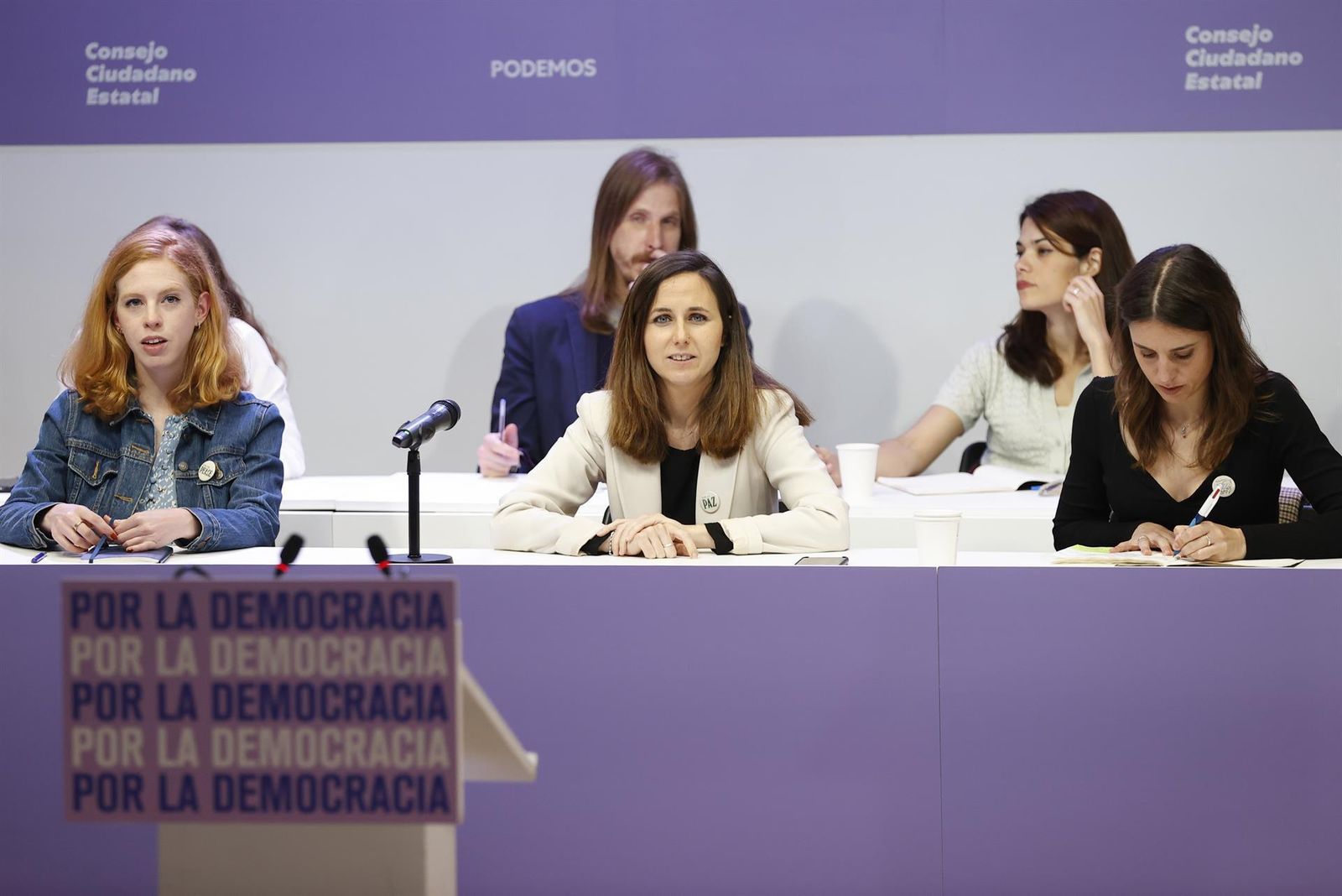 La secretaria general de Podemos y ministra de Derechos Sociales y Agenda 2030, Ione Belarra , acompañada por Irene Montero