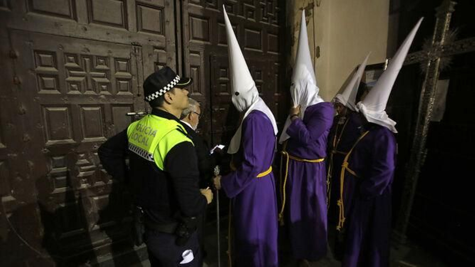 Un agente de la Policía Local, en la salida de la cofradía de Medinaceli en 2019.