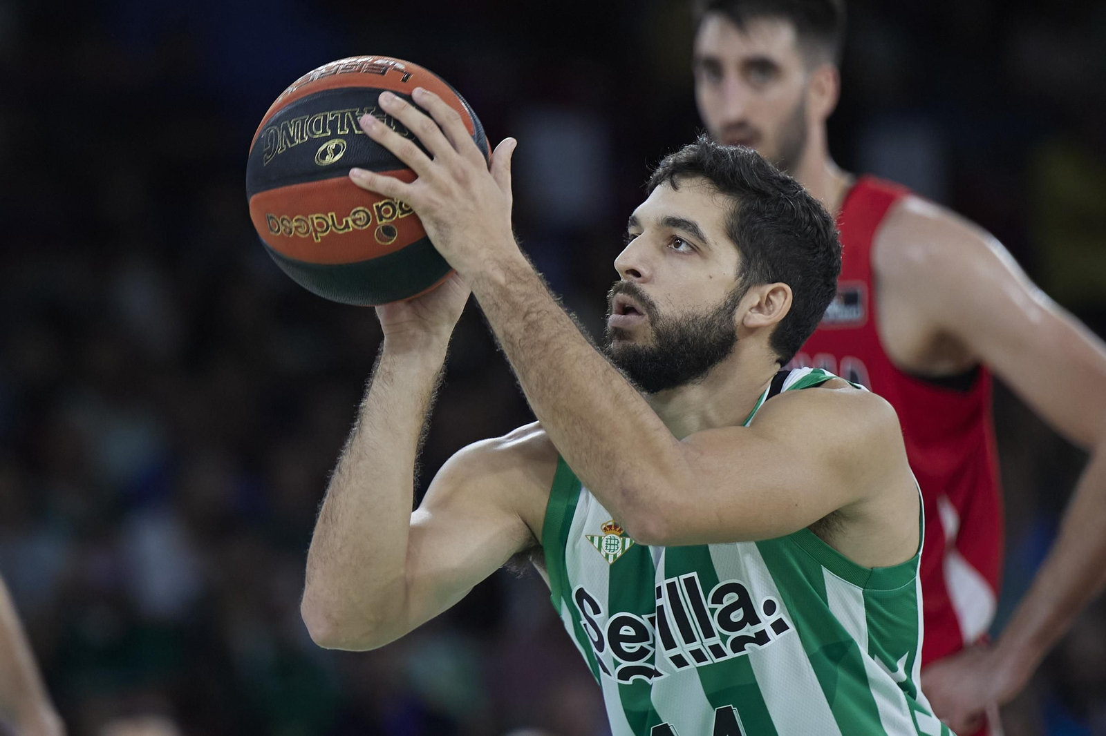 Pepe Pozas lanza a canasta.