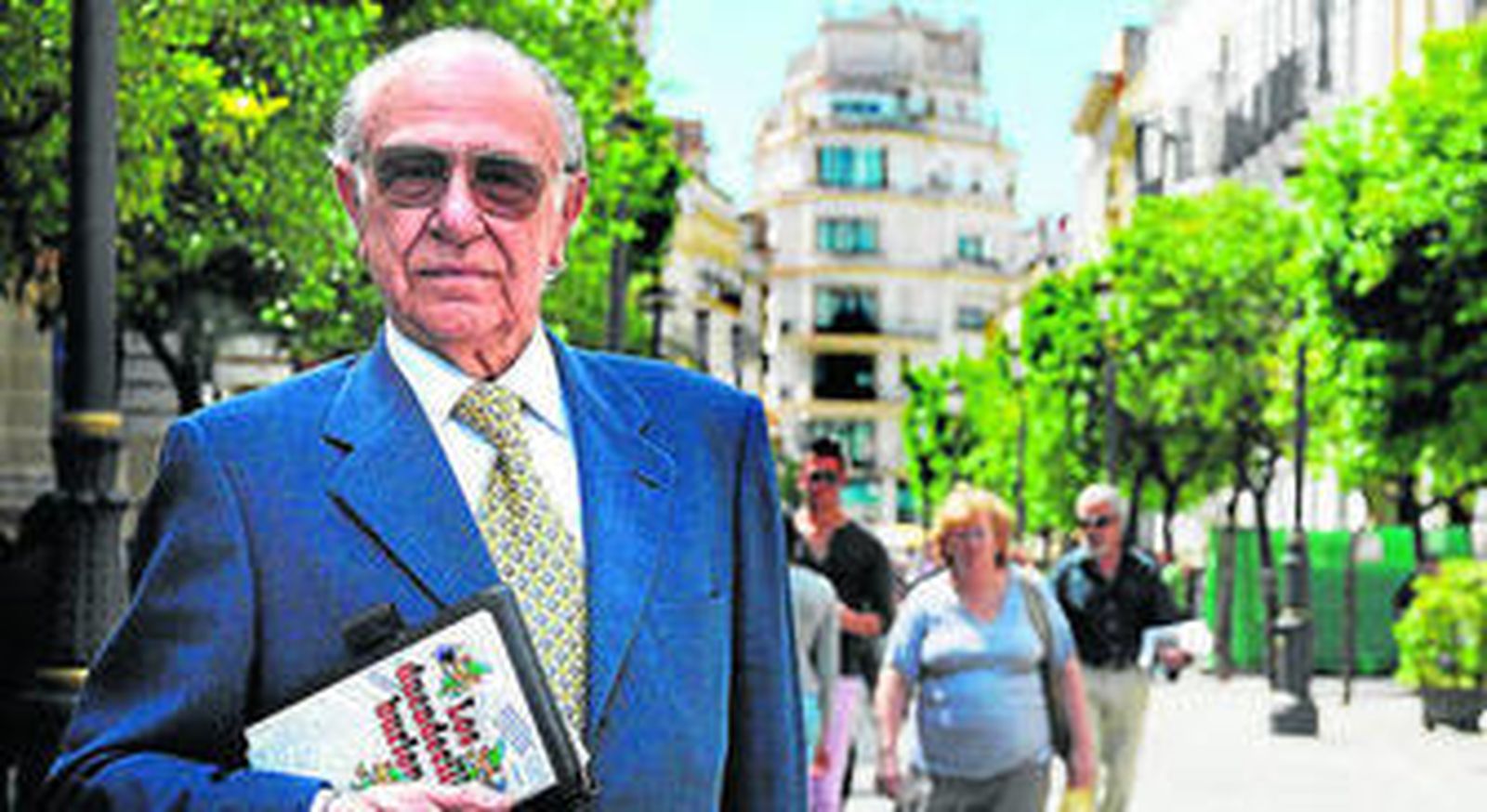 El periodista Ángel Maza, en la calle Larga.