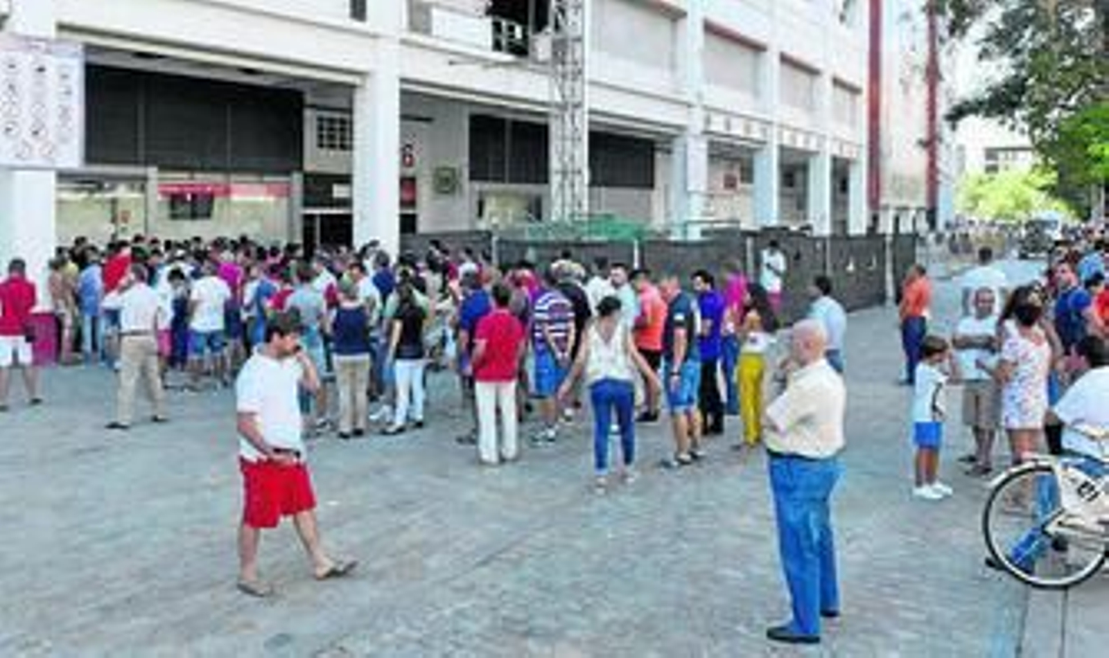Colas ante las taquillas del estadio en la apertura para nuevas altas.