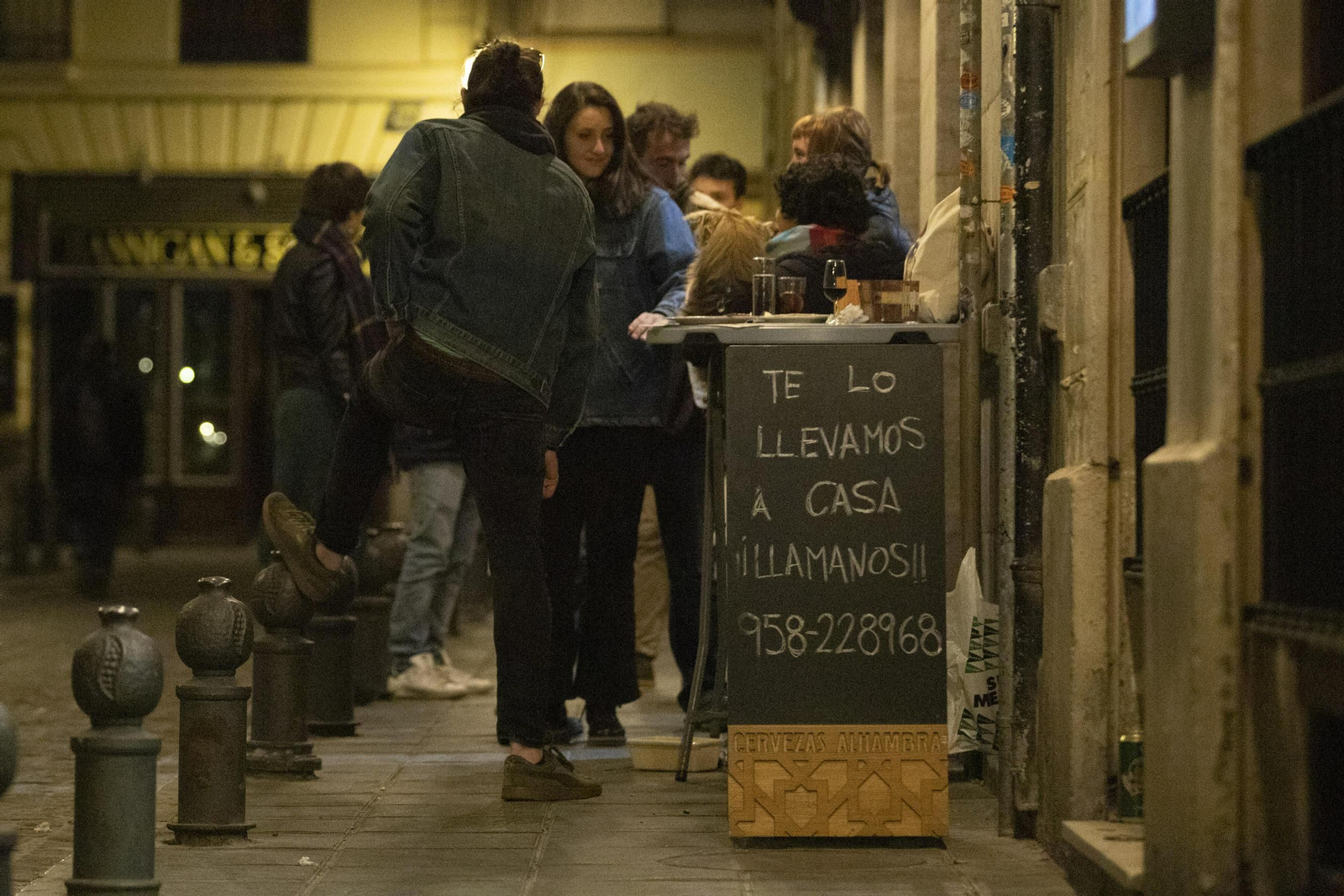 Fotos: los bares y comercios de Granada vuelven a abrir hasta la noche