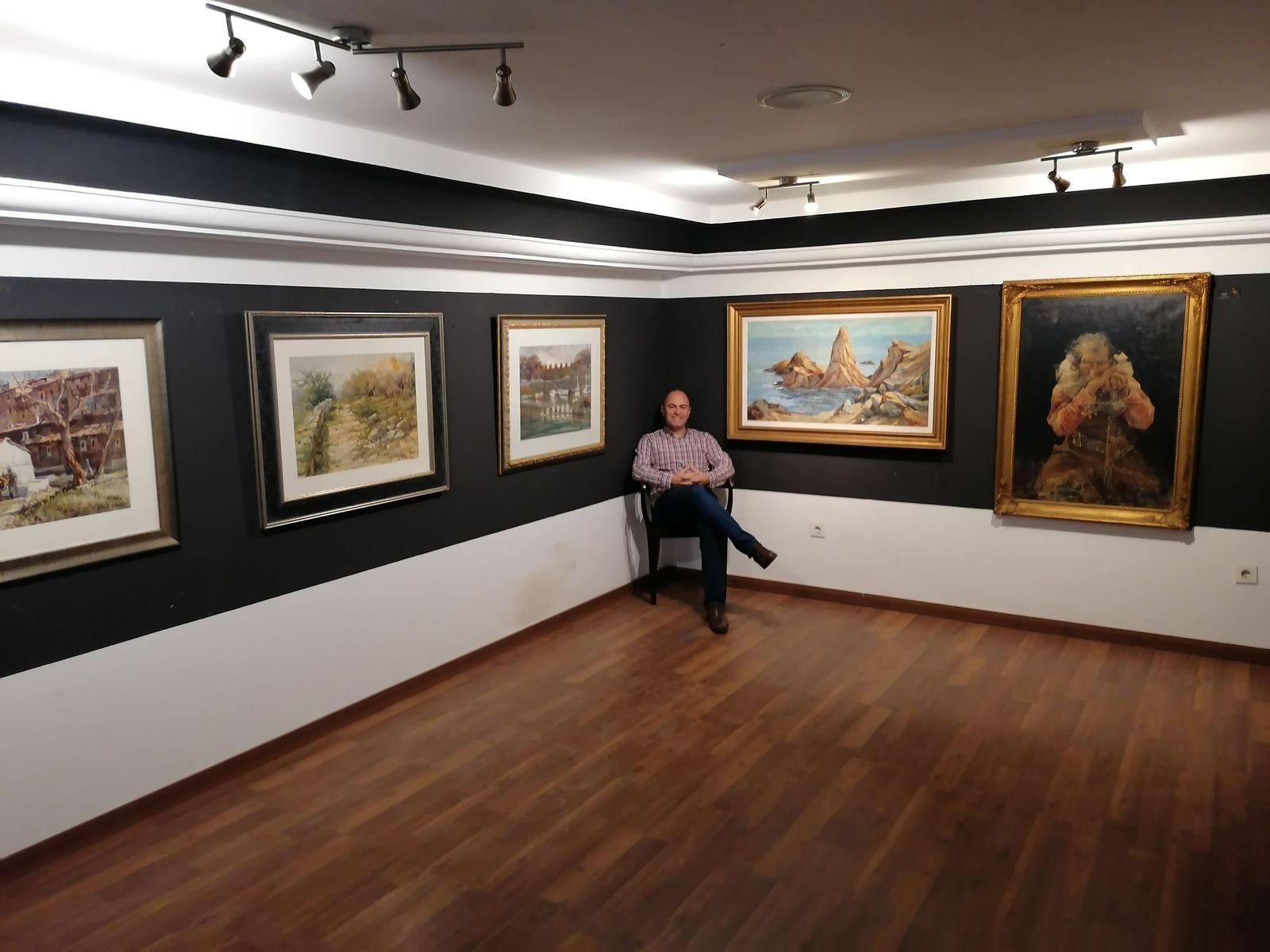 Trino Tortosa con una parte de las obras que se exponen en homenaje a su padre, Trino Tortosa.