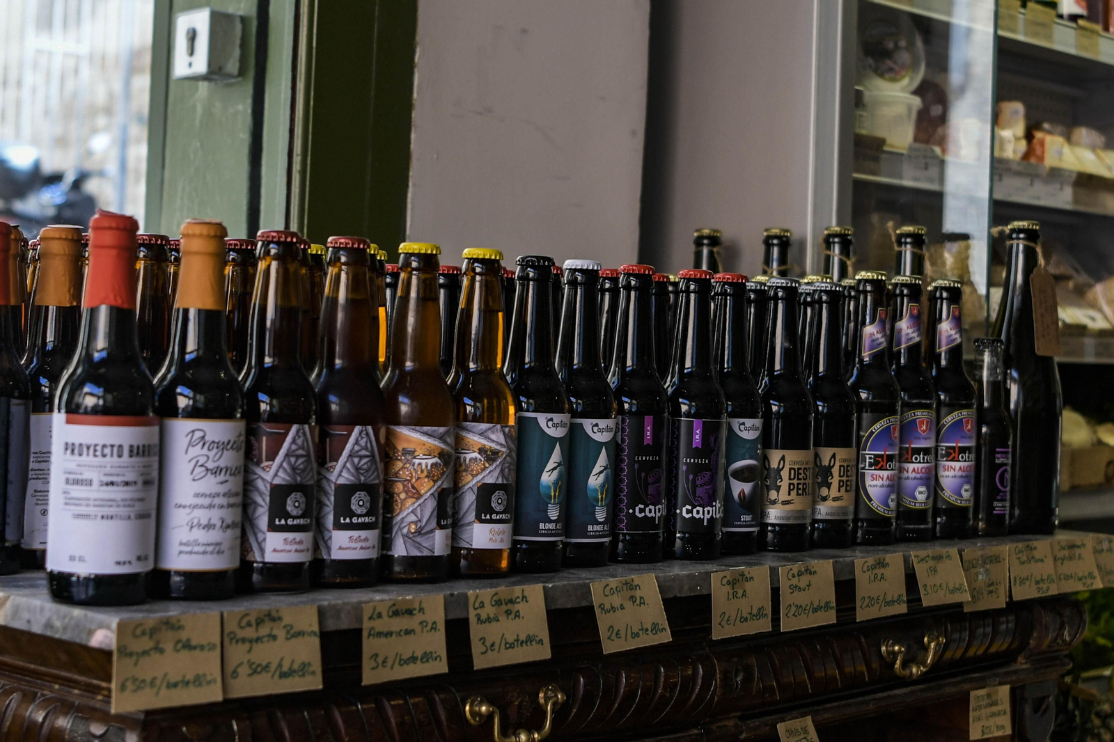 Expositor de cervezas en un supermercado.